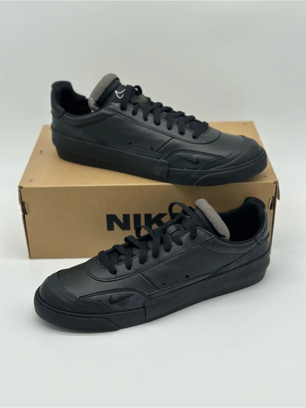 Nike Men’s Black Low-Top Sneakers with Gray Tongue